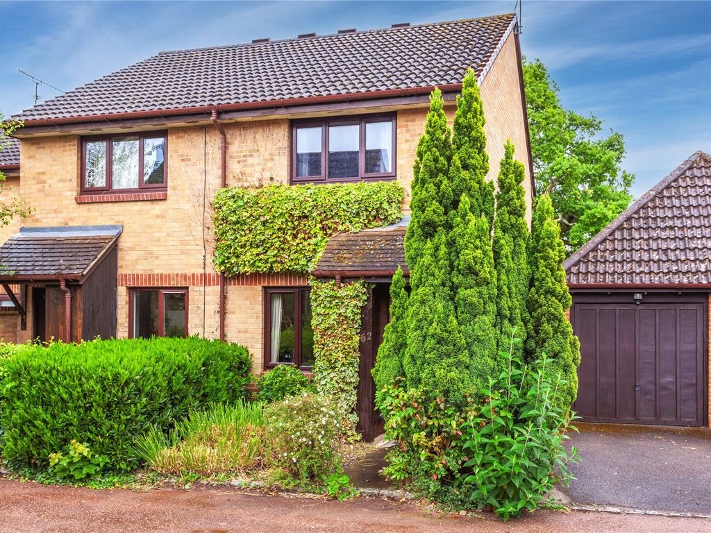 2 bed end terrace house for sale in Broad Hinton, Twyford, Reading