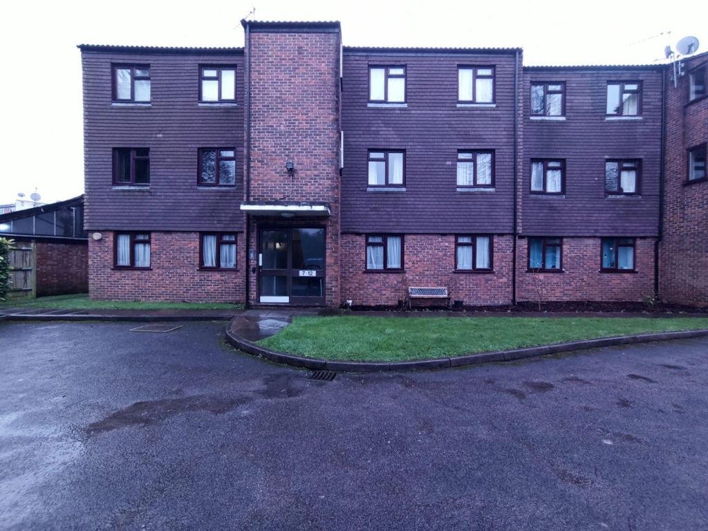 2 bed flat to rent in Whitchurch Lane, Canons Park, Edgware HA8, £1,700