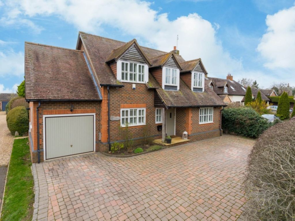 3 bed detached house for sale in Aylesbury