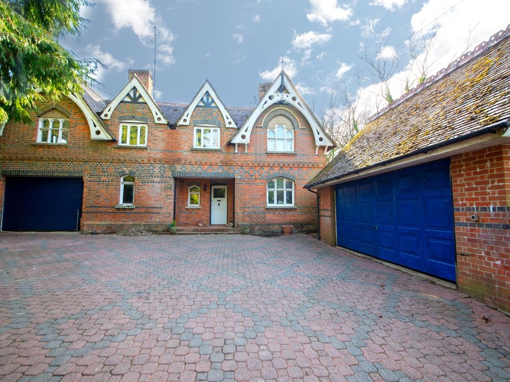 4 bed detached house for sale in Burys Bank Road, Crookham Common