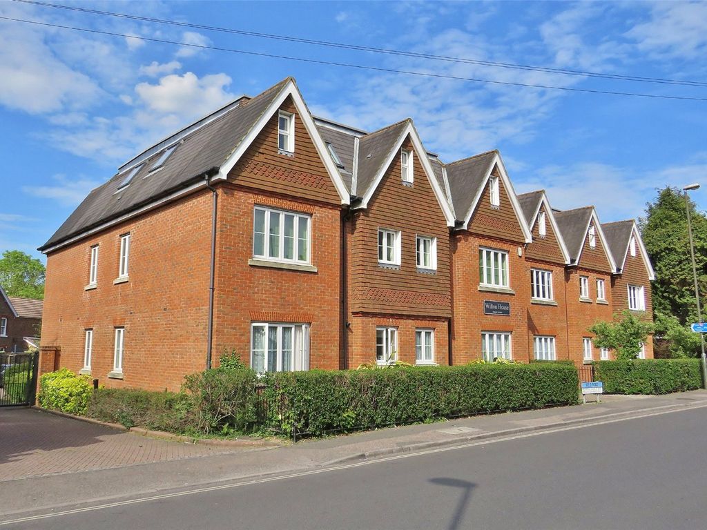 2 bed flat for sale in Ifield Road, Crawley RH11, £260,000 Zoopla