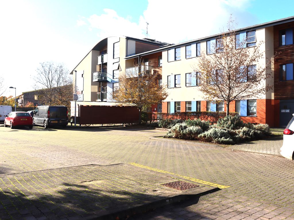 1 bed flat to rent in Pretoria Road, Chertsey KT16, £1,150 pcm Zoopla