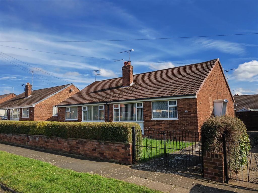 2 bed semidetached bungalow for sale in Lea Avenue, Crewe CW1, £