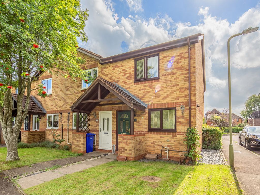 2 bed end terrace house for sale in Heron Drive, Bicester OX26, £