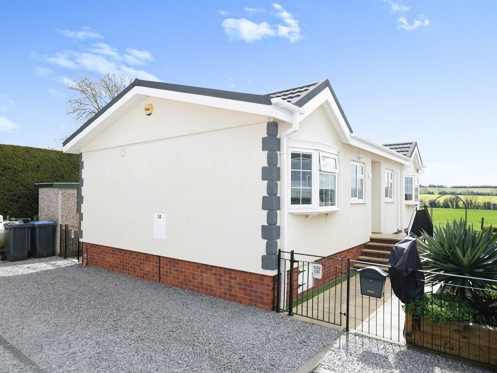 2 bed mobile/park home for sale in Redlands Park, Lighthorne, Warwick