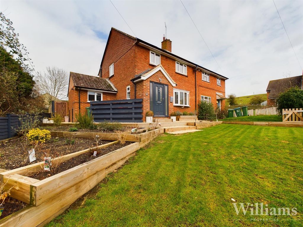 3 bed semidetached house for sale in North End Road, Quainton