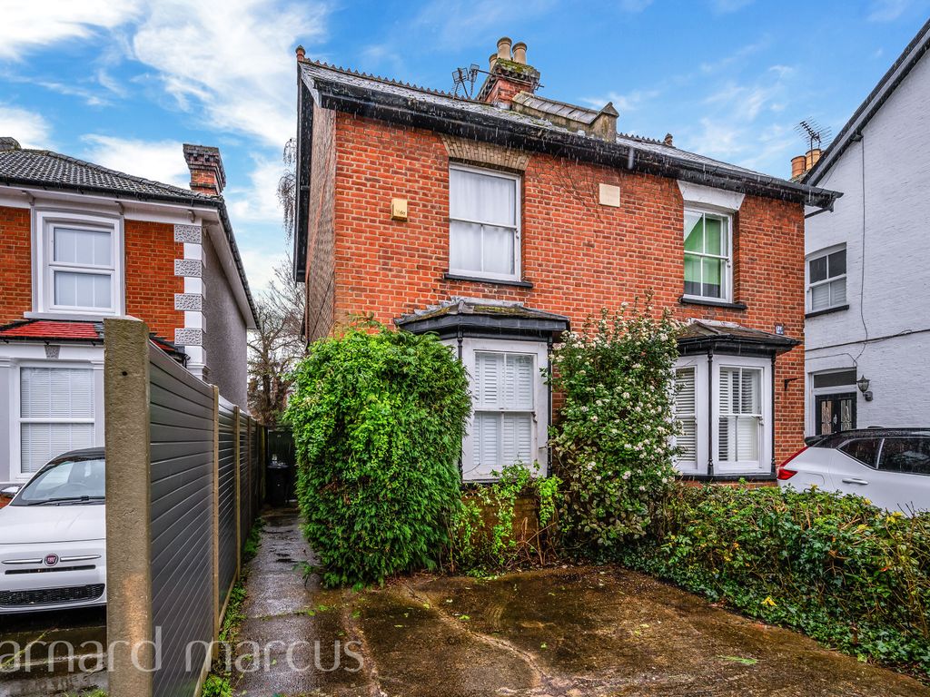 3 bed property to rent in Upper High Street, Epsom KT17, £1,800 pcm