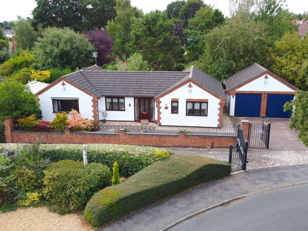 3 bed bungalow for sale in Court Close, Kirby Muxloe, Leicester LE9