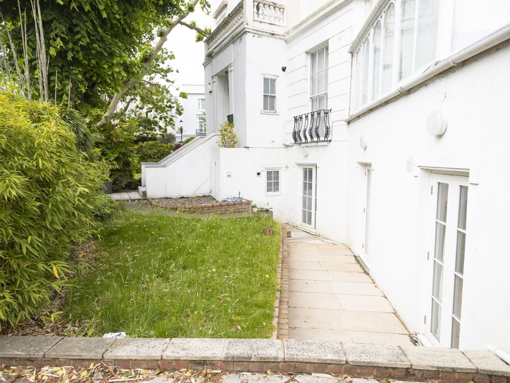 3 bed flat for sale in Chepstow Crescent, London, Kensington And
