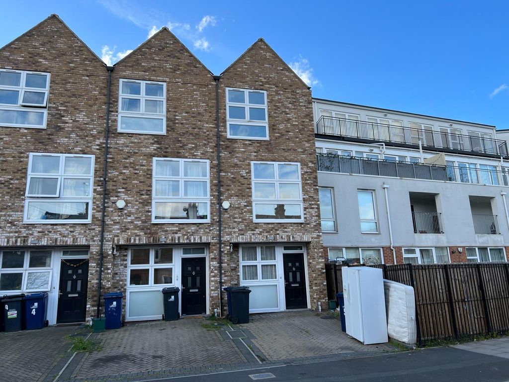 4 bed end terrace house to rent in Cambridge Road, Hanwell W7, £3,450