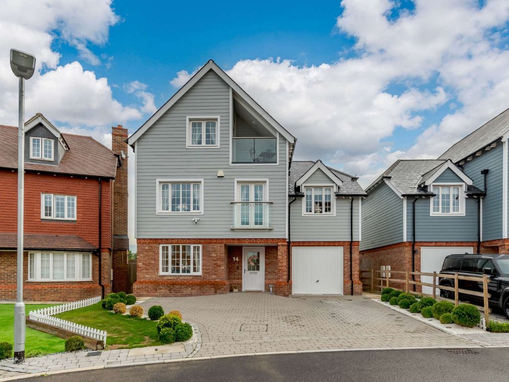 5 bed detached house for sale in Novello Close, Borough Green