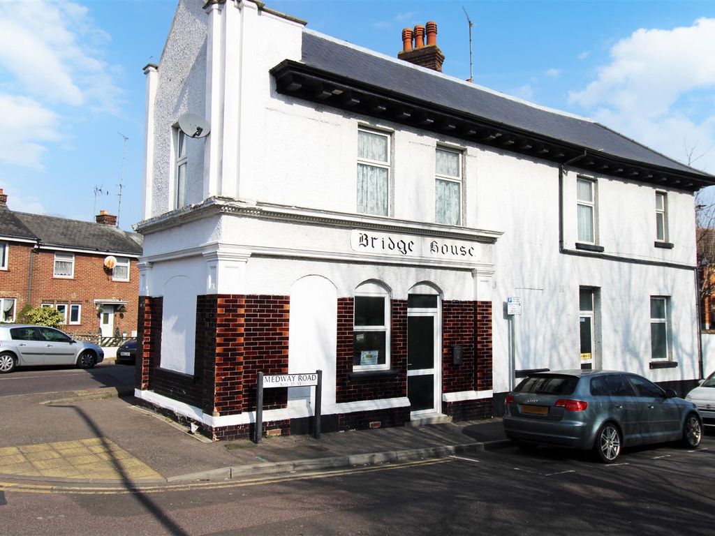 Room to rent in Medway Road, Gillingham ME7, £450 pcm Zoopla