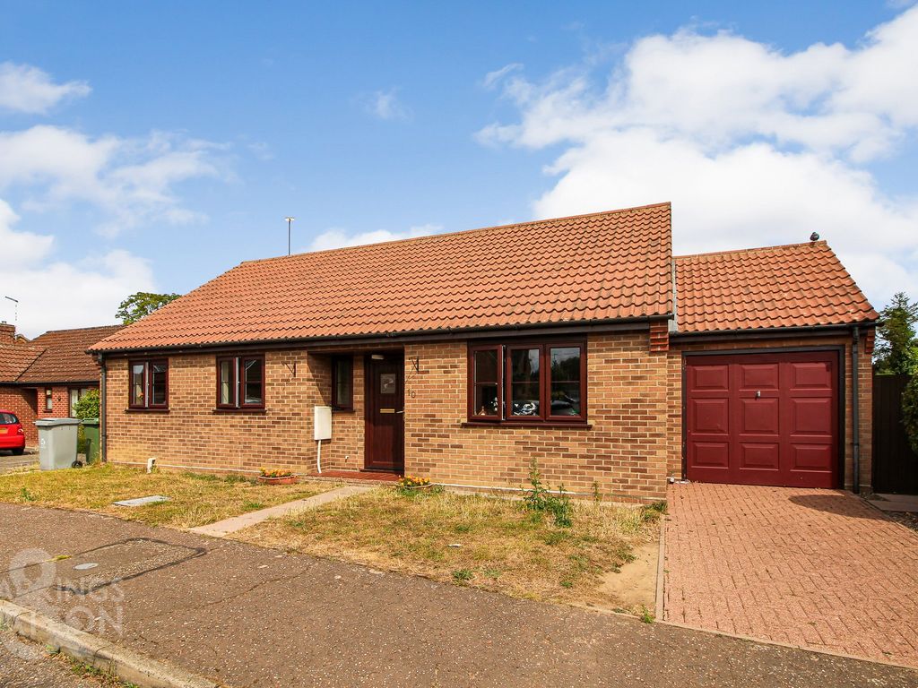 3 bed detached bungalow for sale in Fir Tree Close, Brundall, Norwich