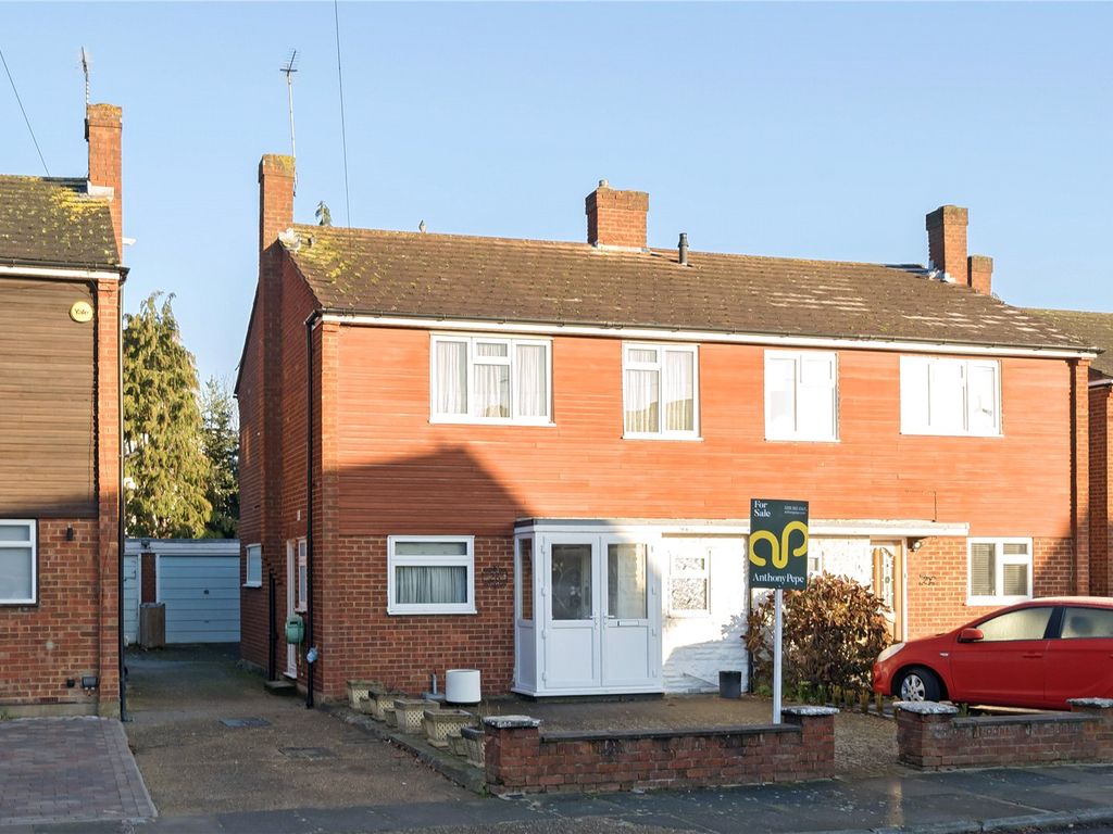3 bed semidetached house for sale in Beverley Close, Winchmore Hill