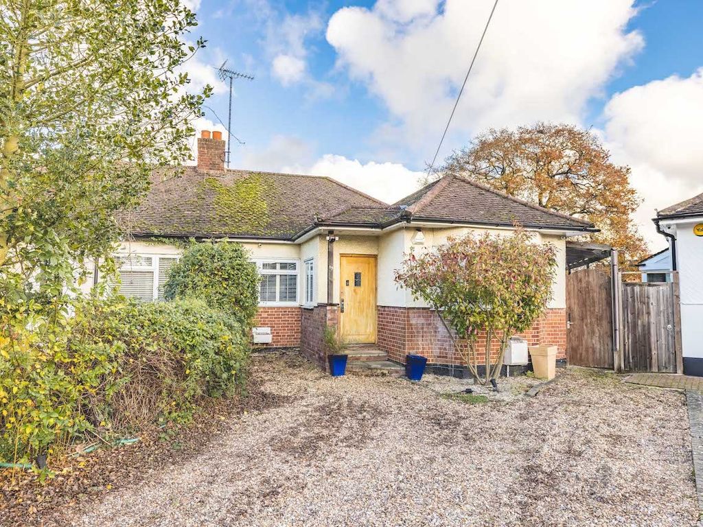 3 bed bungalow for sale in Rostrevor Gardens, Iver Heath SL0, £600,000