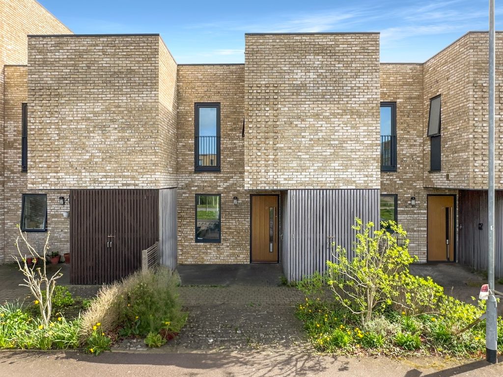 2 bed terraced house for sale in Lapwing Avenue, Trumpington, Cambridge