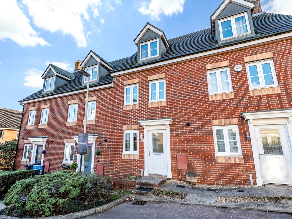 3 bed terraced house to rent in The Hempsted, Gloucester GL2, £