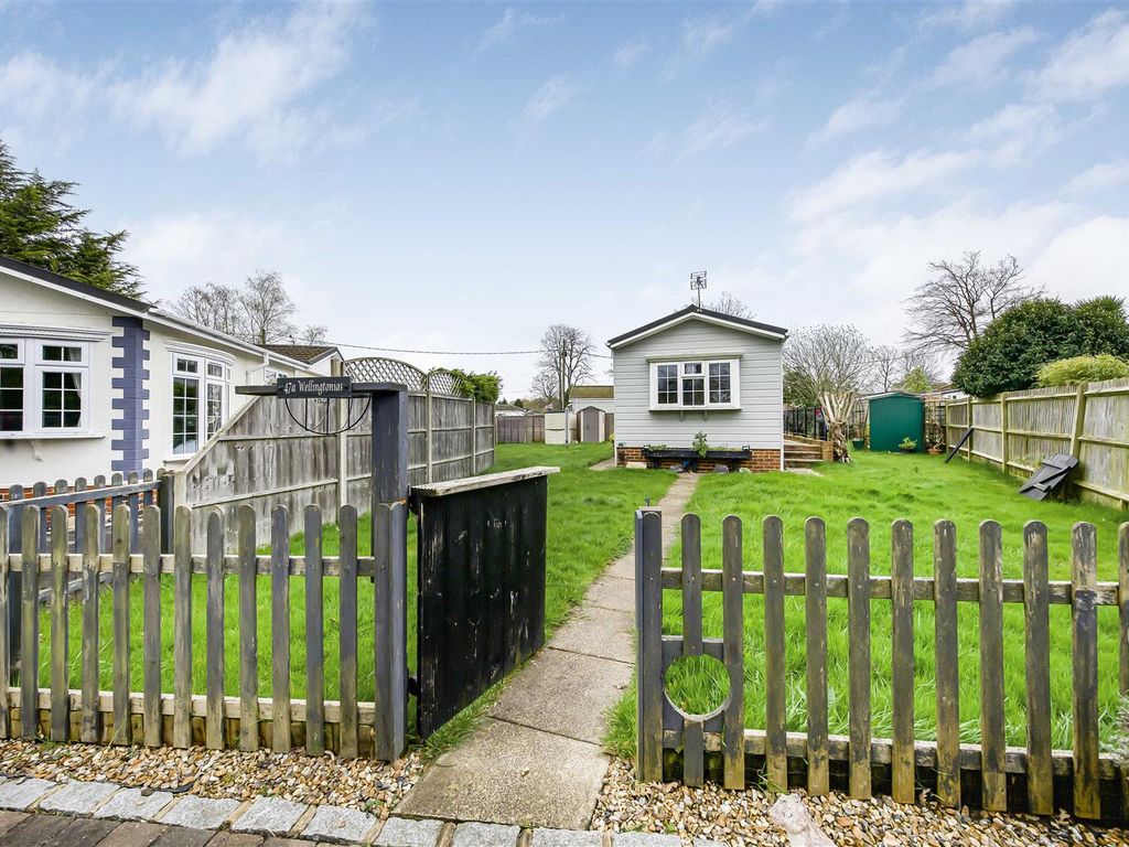 2 bed mobile/park home for sale in Wellingtonias, Warfield Park