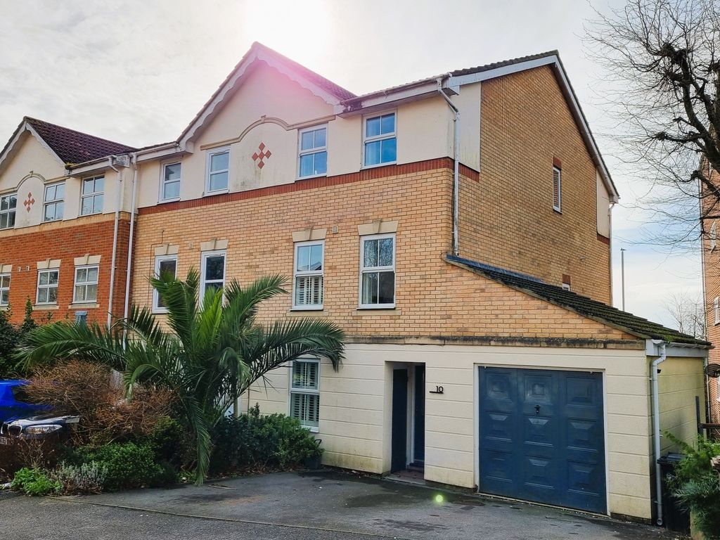 5 bed town house for sale in Copper Beech Drive, Farlington, Portsmouth PO6, £450,000 Zoopla