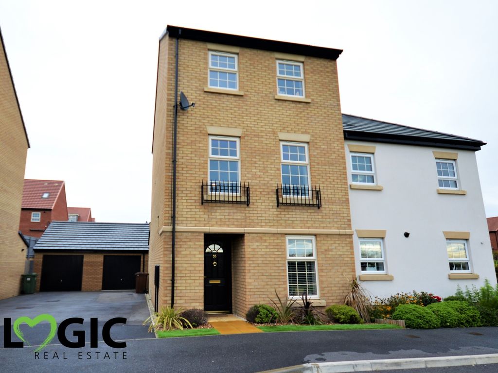 4 bed semidetached house for sale in Stoborough Crescent, Featherstone