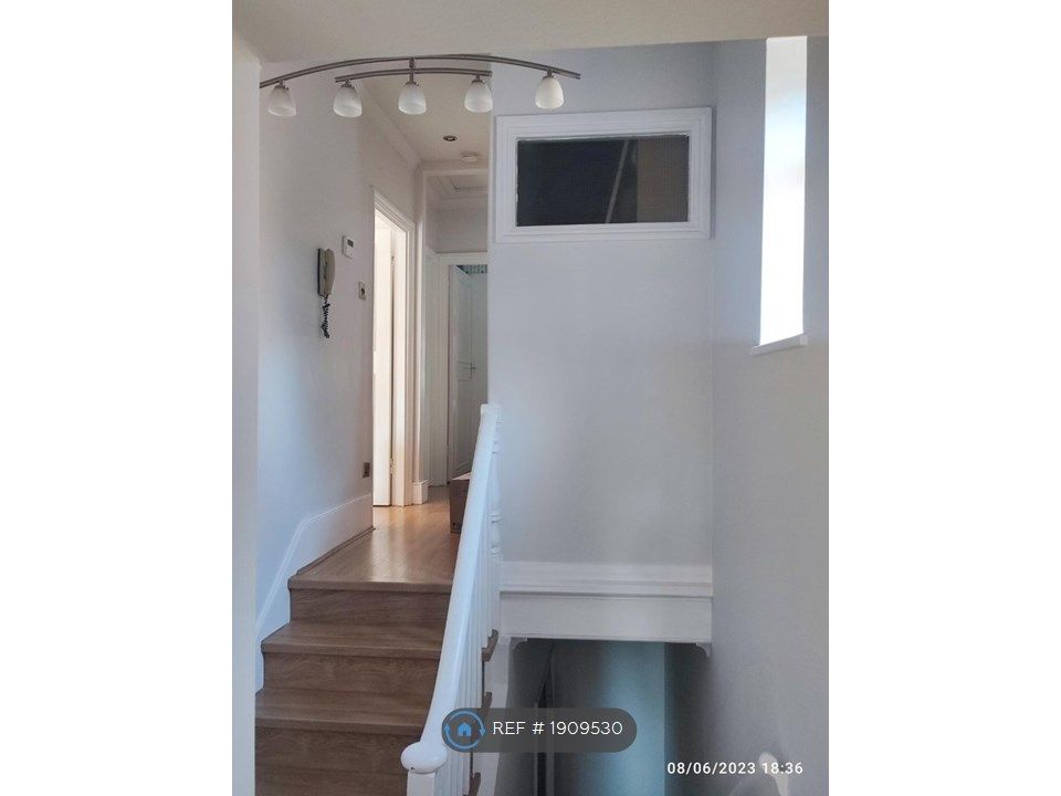 2 bed flat to rent in Lichfield Road, London NW2, £2,100 pcm Zoopla