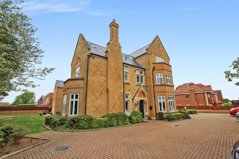 2 bed flat to rent in Wansunt Road, Bexley DA5, £1,600 pcm Zoopla