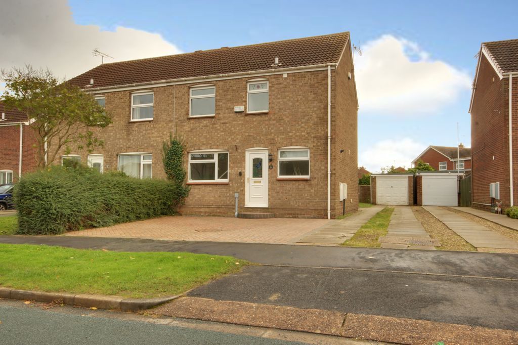 3 bed semidetached house to rent in Brereton Close, Beverley HU17, £