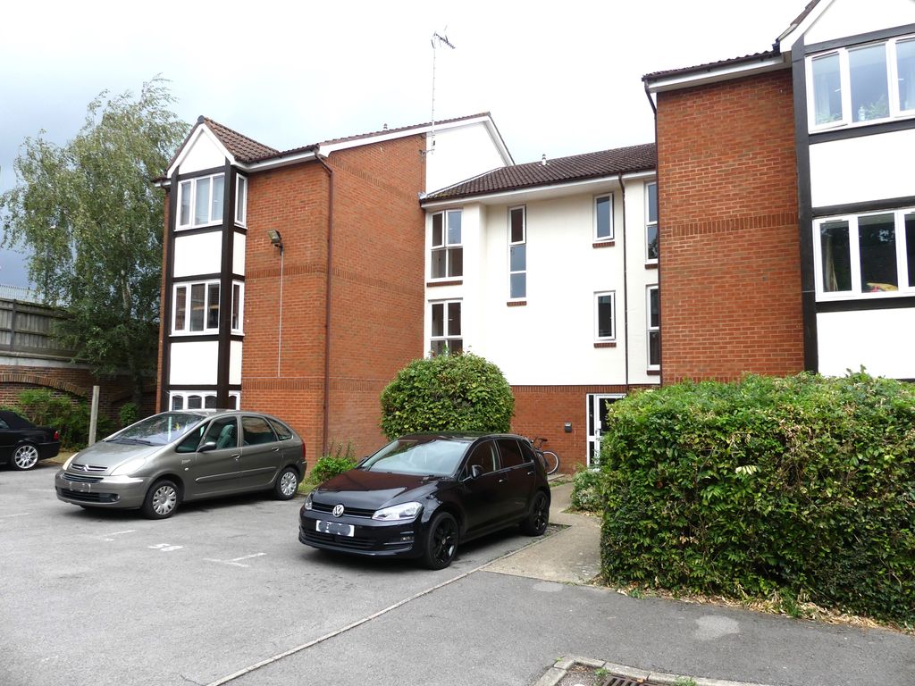 Studio to rent in Maunsell Park, Station Hill, Crawley RH10, £875 pcm