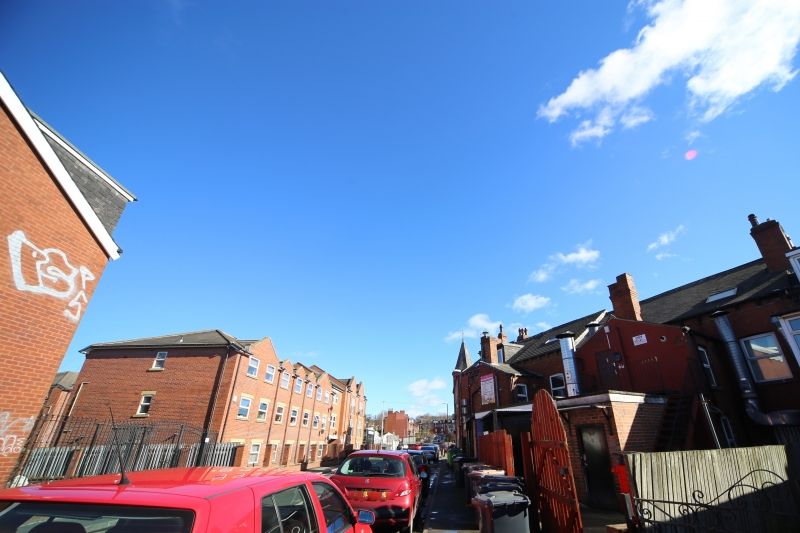 3 bed flat to rent in Brudenell Road, Hyde Park, Leeds LS6, £503 pppm