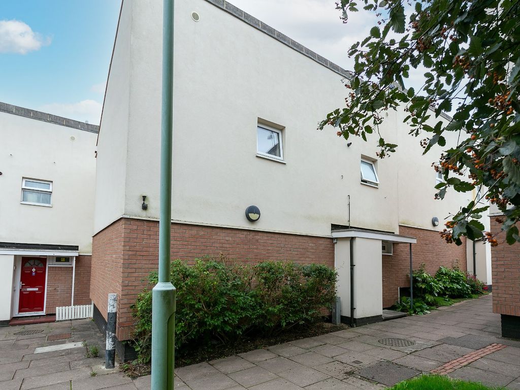 3 bed semidetached house for sale in Magpie Place, Boundary Way
