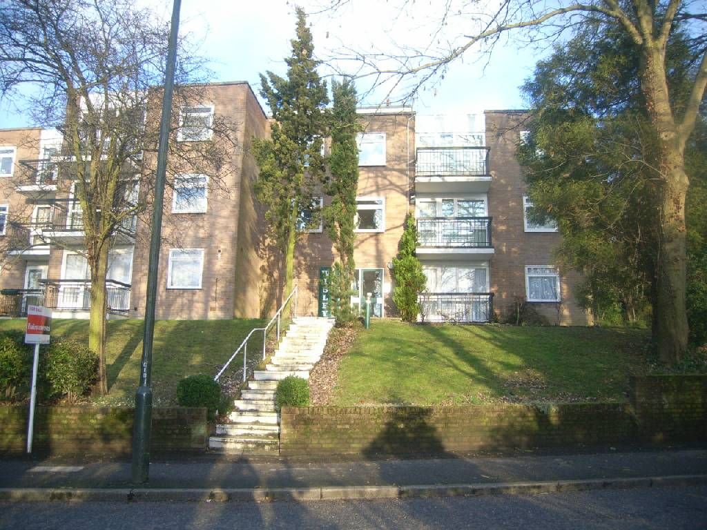 2 bed flat to rent in Wisley Court, Sanderstead Road, South Croydon CR2