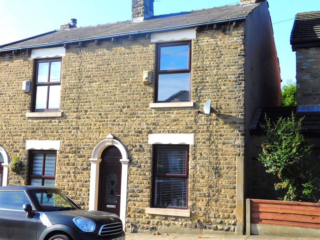 2 bed town house to rent in Stamford Road, Lees, Oldham OL4, £875 pcm
