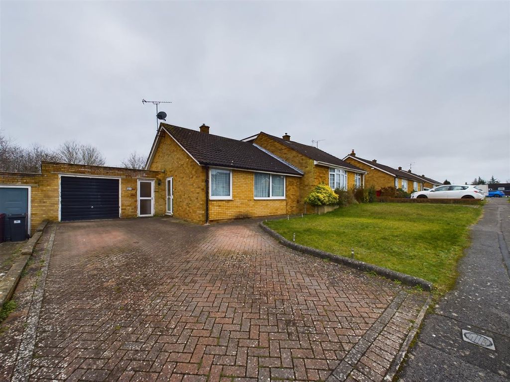 2 bed semidetached bungalow for sale in Stoneham Close, Tilehurst