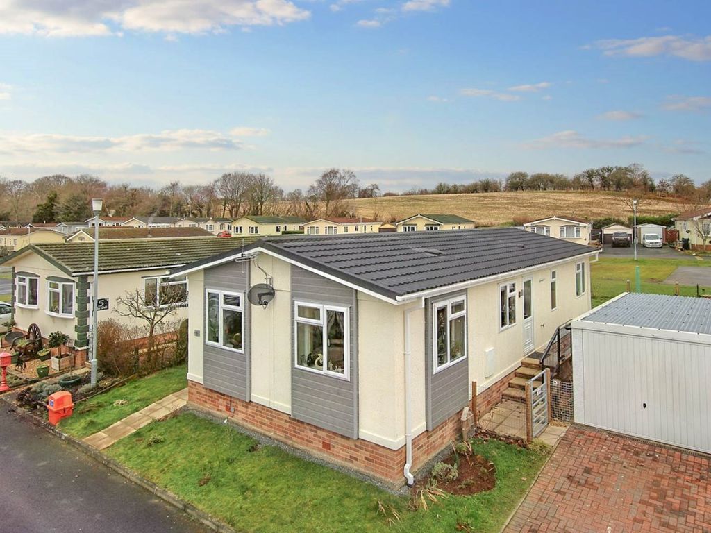 2 bed mobile/park home for sale in The Dell, Caerwnon Park, Builth