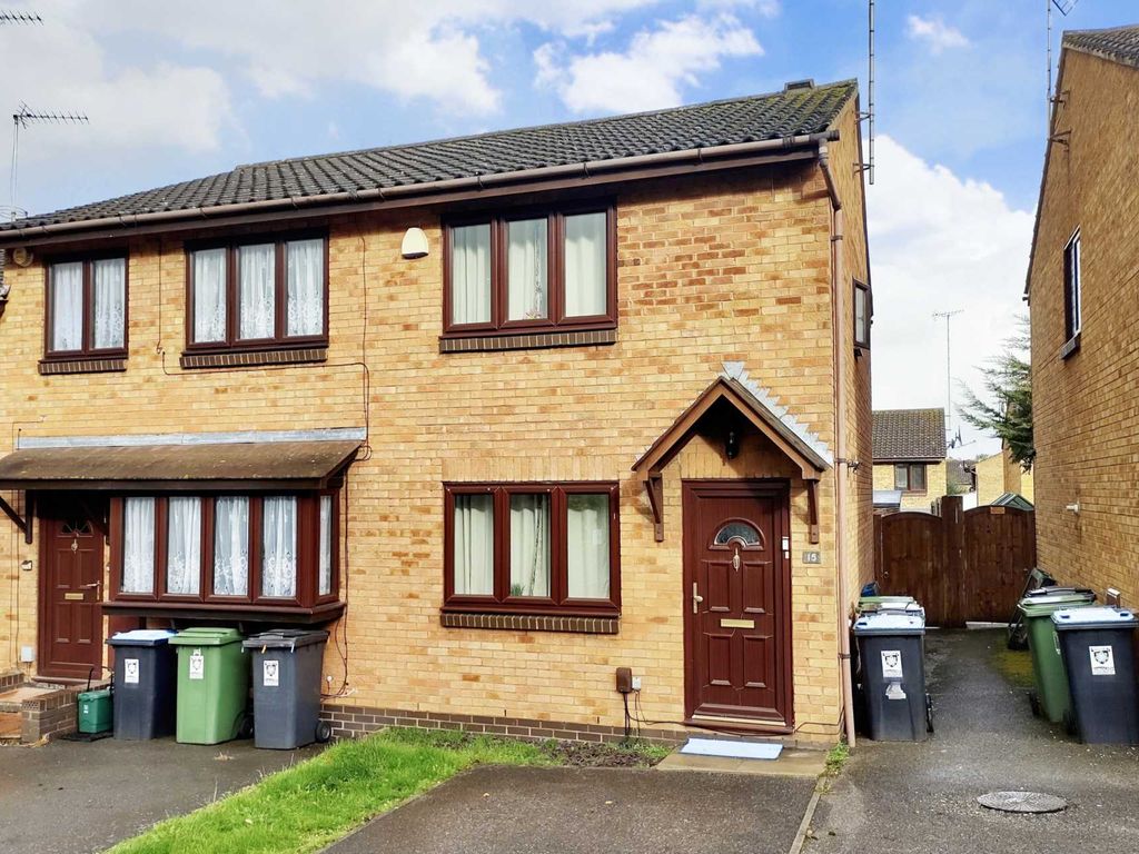 2 bed end terrace house for sale in Half Moon Meadow, Hunters Oak HP2