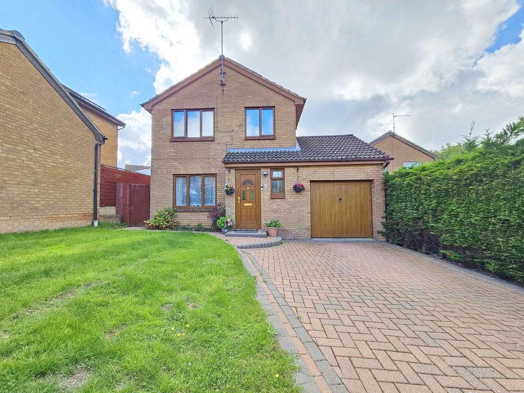 4 bed detached house for sale in Treeton Close, Lower Earley, Reading