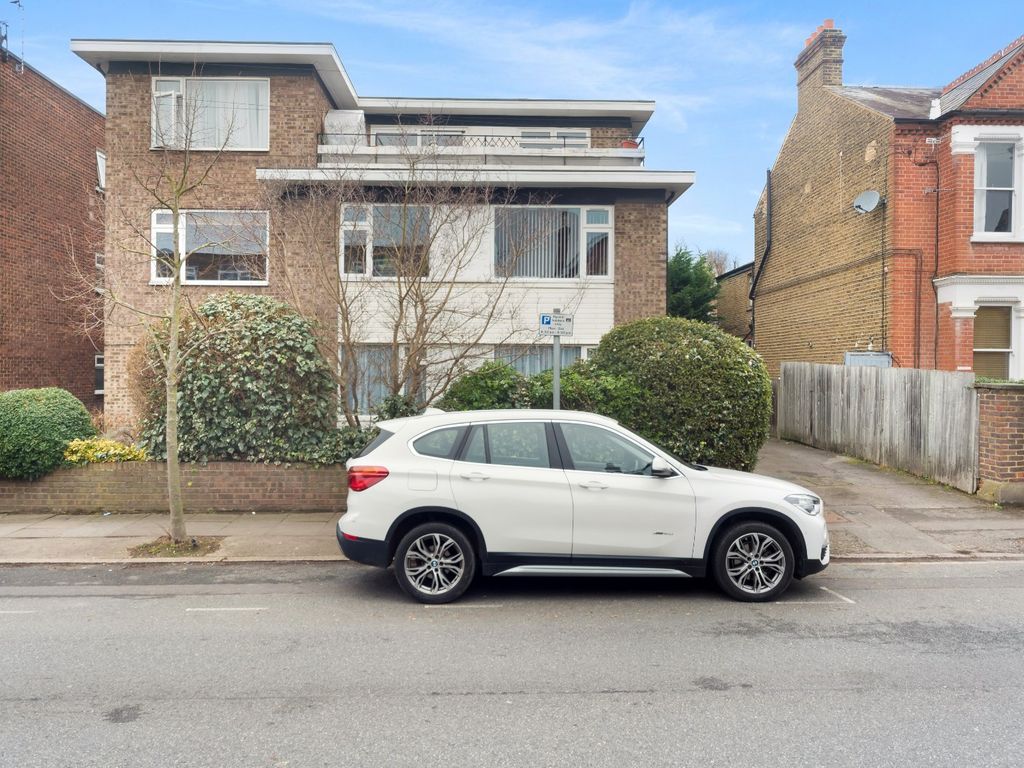 1 bed flat to rent in Salter Court, 25 Montague Road, Wimbledon, London