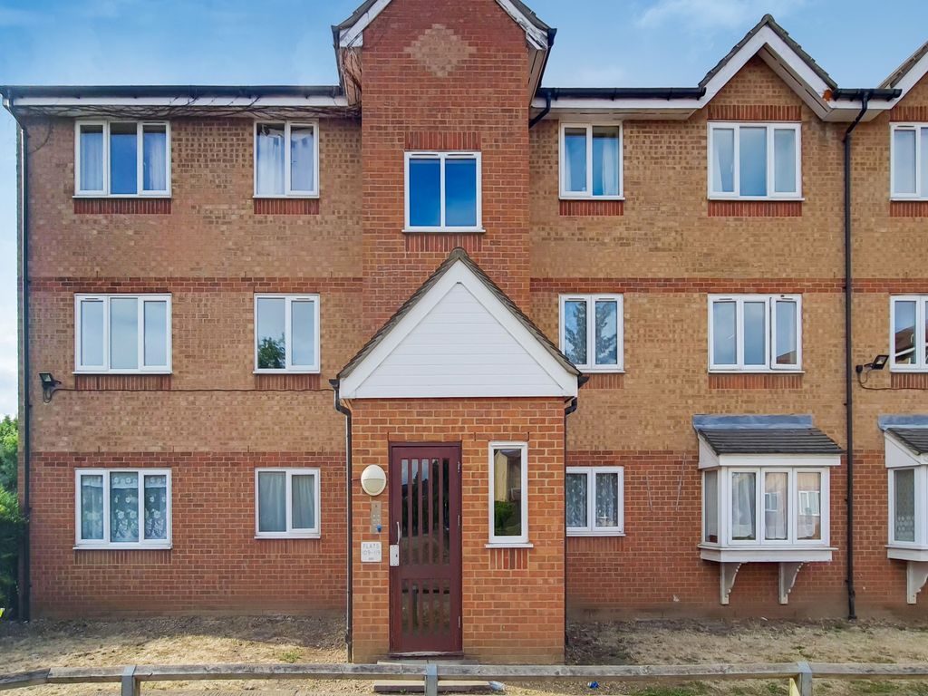 Serviced flat for sale in Express Drive, Goodmayes, Ilford IG3 Zoopla