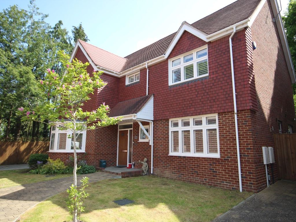 6 bed detached house for sale in Hamptons Mews, Felbridge RH19, £