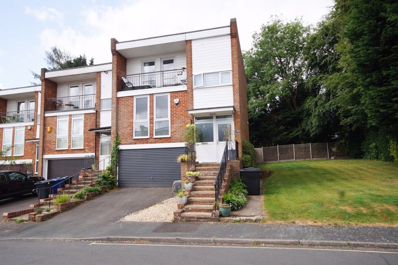 4 bed semidetached house for sale in Elmtree Green, Great Missenden