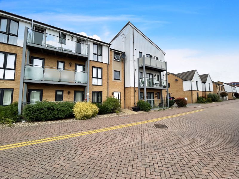 2 bed flat for sale in Falcon Avenue, South Ockendon RM15, £270,000
