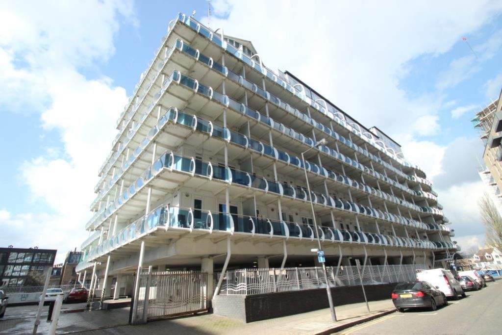 3 bed flat to rent in Platinum House, Lyon Road, Harrow, Middlesex HA1