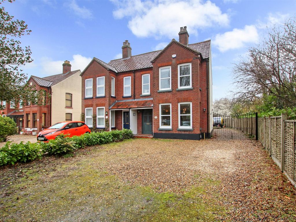 4 bed semidetached house for sale in Wroxham Road, Sprowston, Norwich