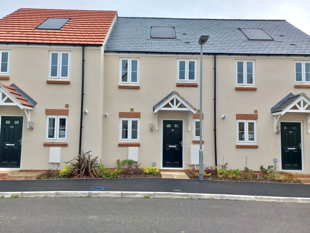 2 bed terraced house to rent in Paddons Farm, Bridgwater TA5, £1,000