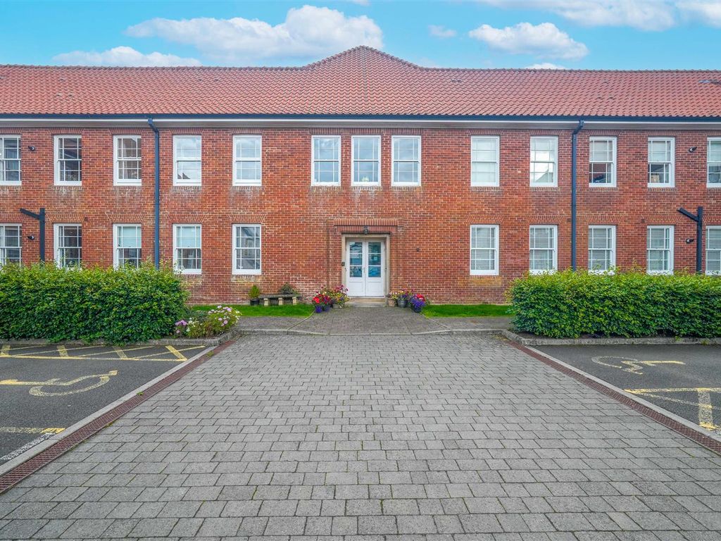 2 bed flat for sale in Quinn Court, Lanark ML11, £130,000 Zoopla