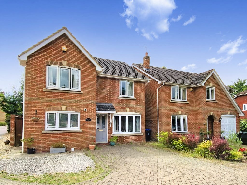 4 bed detached house for sale in Cavell Way, Knaphill, Woking GU21, £