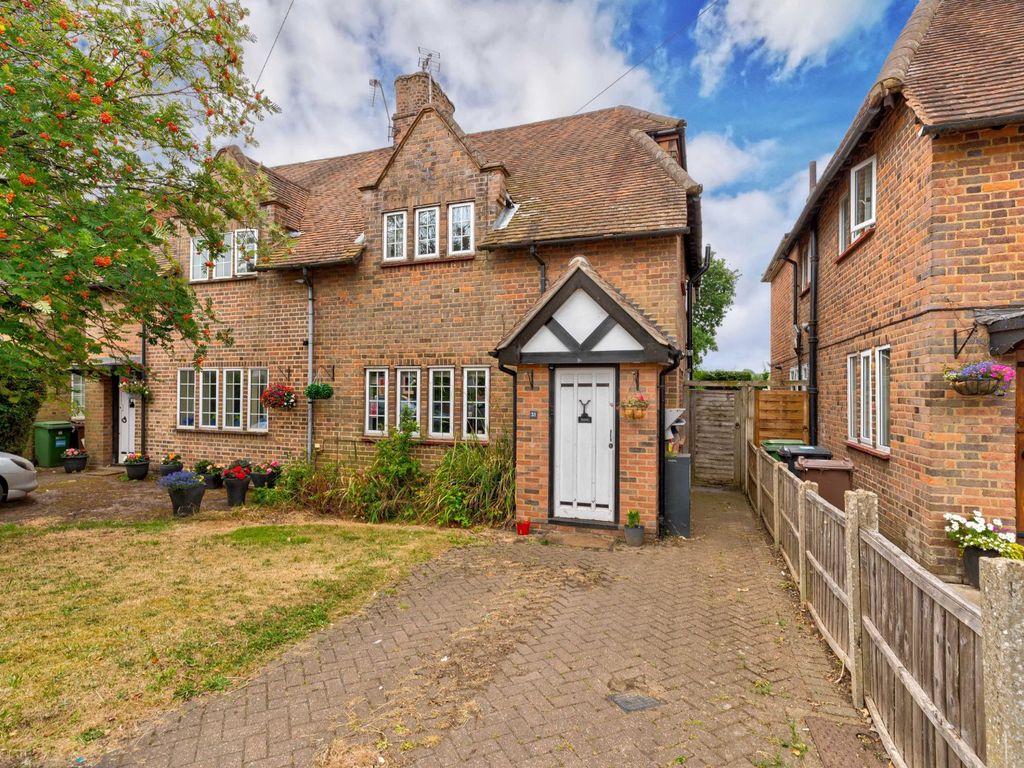 4 bed semidetached house for sale in Barnfield Road, Harpenden