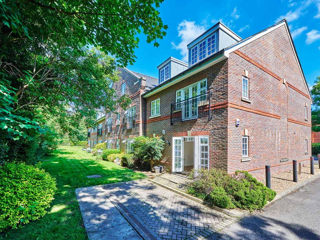 2 bed flat to rent in Nexus Court, Holywell Hill, St Albans, Herts AL1