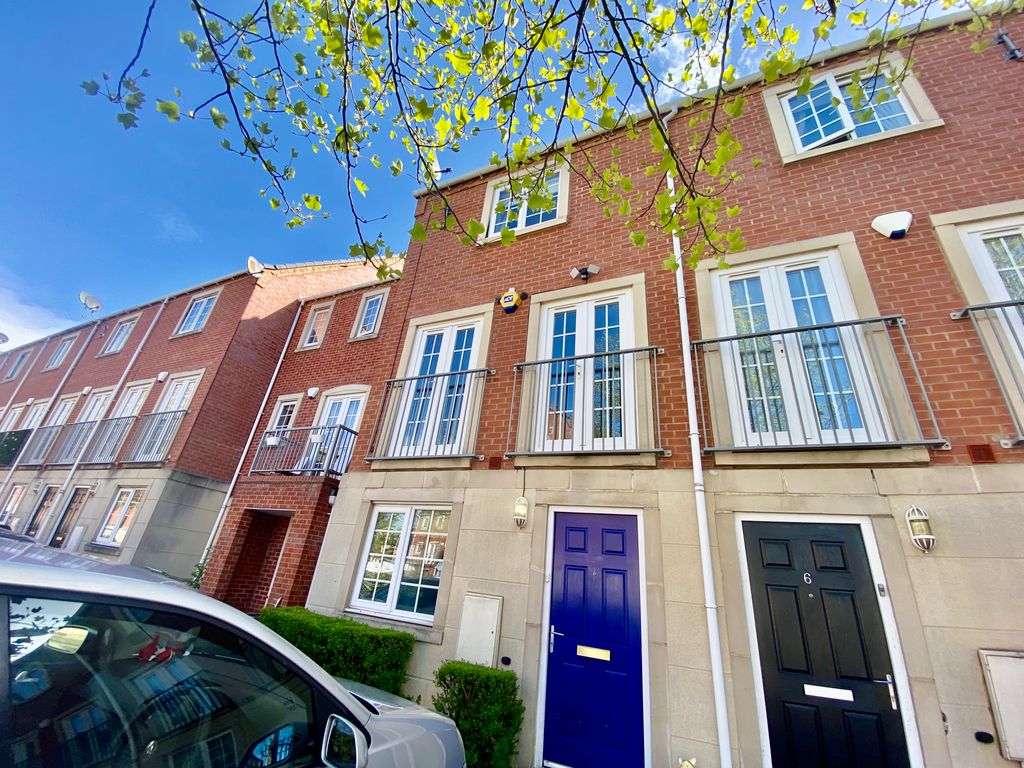 4 bed town house to rent in Madison Avenue, Brierley Hill DY5, £1,400