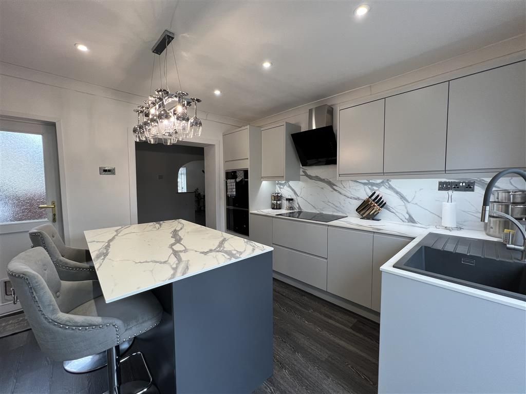 3 bed property to rent in Glanymor Street, Briton Ferry, Neath SA11